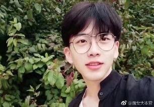 抖音男网红视频吃瓜,瓜界新秀横空出世！