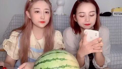 网红被爆吃瓜哭的真好听,哭声引发网友热议