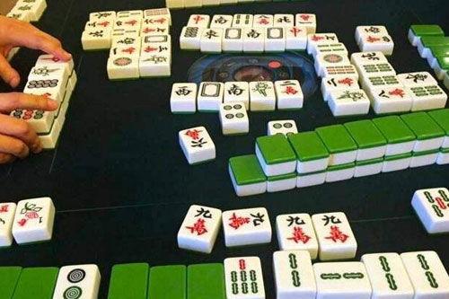 吃瓜打麻将网红视频