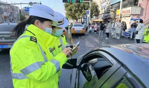 运管抓网约车吃瓜现场,运管部门现场抓捕，吃瓜群众围观