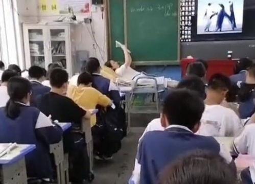 网课间隙急忙吃瓜上课,瓜田抢鲜，课堂学习两不误