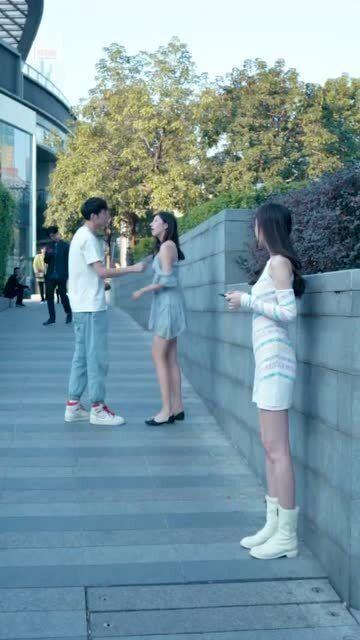 网红情侣吵架吃瓜图片高清,高清吃瓜图揭秘甜蜜背后的矛盾